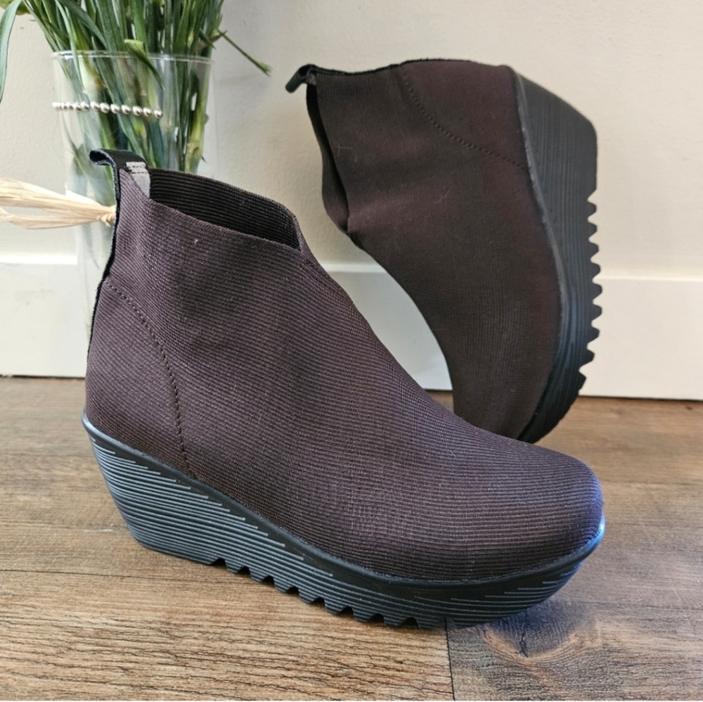 BERNIE MEV shoes size 6 brown sock style ankle Boots wedge heels